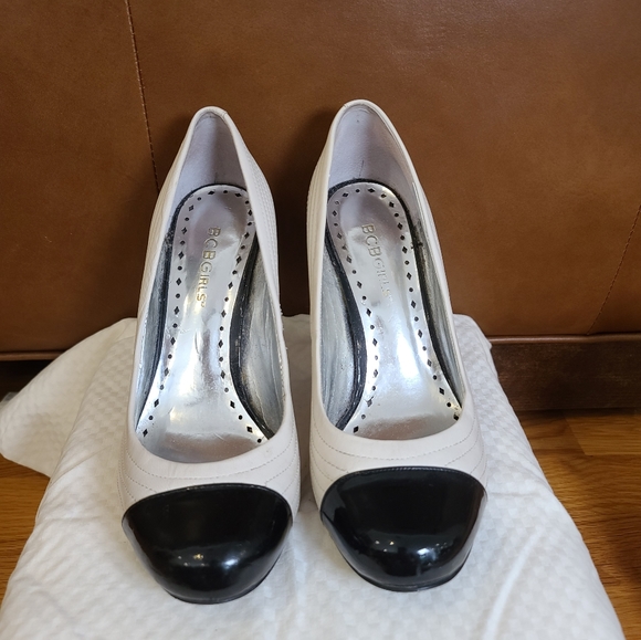 BCBG white retro look heels - Picture 3 of 4